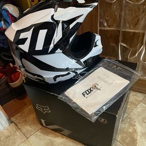 Fox v1 helmet in black and white youth